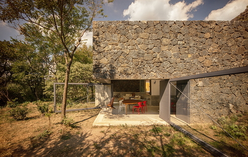 Casa Meztitla by EDAA, nature and building in symbiosis